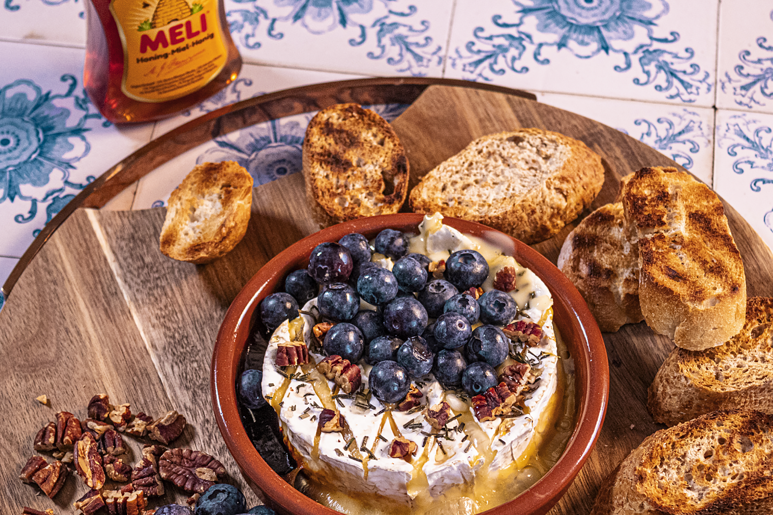 camembert in de oven met blauwe bes, honing & pecannoten